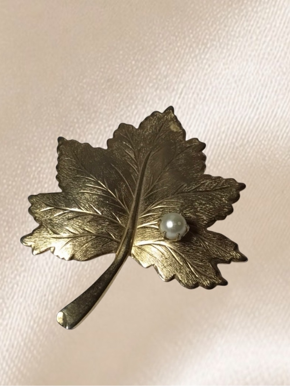🌺 Vintage Gold Leaf Brooch with Pearl Accent